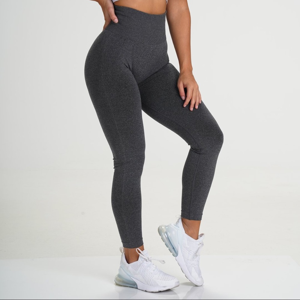 NVGTN black speckled  seamless Small